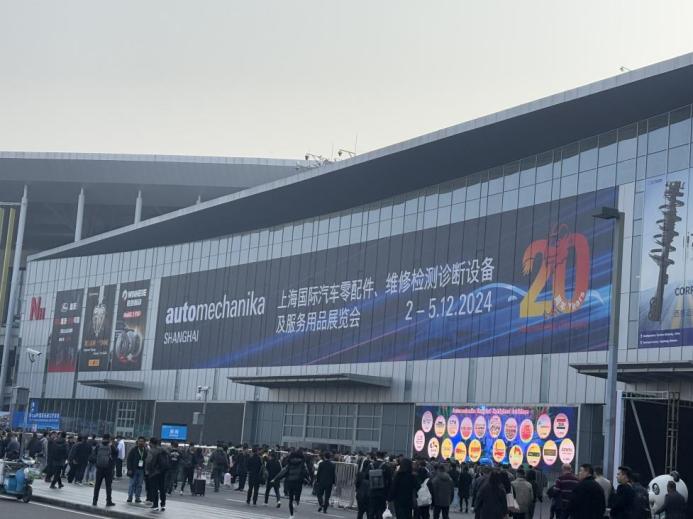 Hengda 직원은 2024 Automechanika Shanghai에 참가했습니다.